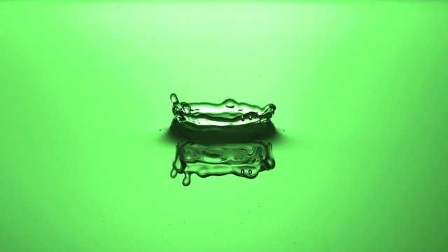 Wassertropfen slow motion gr&uuml;n