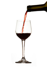 Bottiglia che versa bicchiere vino rosso bianco isolato