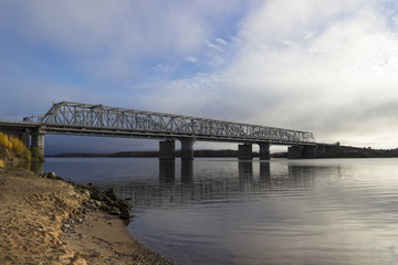 Fototapeta na wymiar Railway bridge through the river Volga