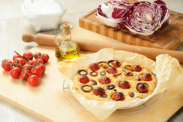 Focaccia con pomodori e cipolle