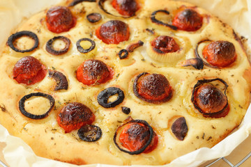 Focaccia con pomodori e cipolle