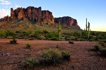 Montagnes de la superstition et désert de l& 39 Arizona au crépuscule
