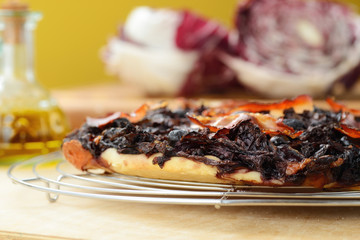 Focaccia con cicoria rossa, pancetta e speck