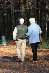starsi ludzie na spacerze