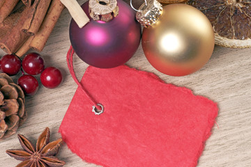 Weihnachtsdekoration mit leerem Schild