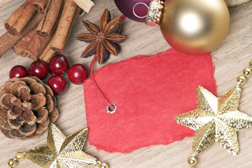 Weihnachtsdekoration mit leerem Schild