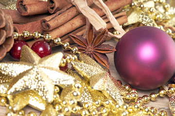 Weihnachtsdekoration mit Zimtstangen und Sternanis