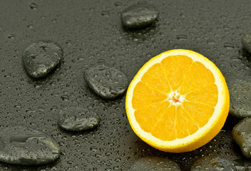Połowa pomarańczy z kamieniami do spa