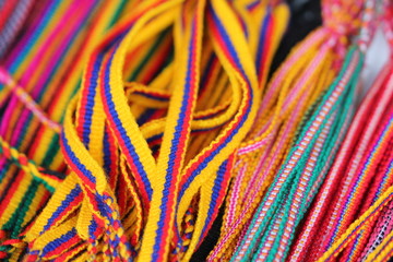 Bracelets colorés d'équateur