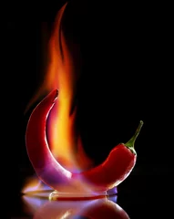 Poster Rote scharfe Chilischote in Flammen auf schwarzem Hintergrund © Africa Studio