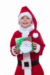 Kind als Weihnachtsmann mit Geschenk in der Hand