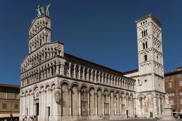 Fototapeta na wymiar Kościół San Michele w otworze