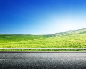 Photo sur Plexiglas Campagne route goudronnée et champ vert parfait