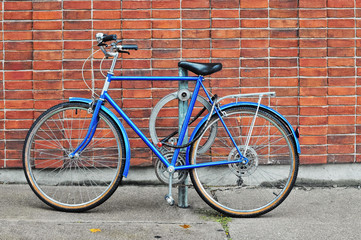 Fototapeta na wymiar Vintage bicycle parked on the street