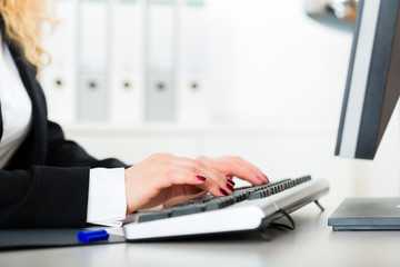 Schreibtischarbeit mit Tastatur am Computer