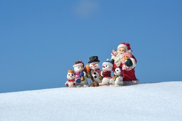 雪達磨とサンタクロースの人形のある風景