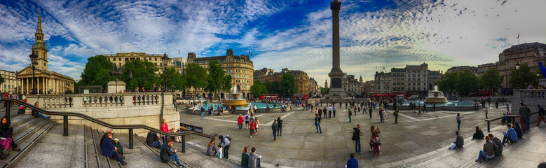 LONDON, SEP 29: Tourists enjoy beautiful Trafalgar Square, Septe - obrazy, fototapety, plakaty