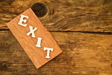 das Wort EXIT auf Holztafel