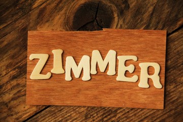 das Wort ZIMMER auf Holztafel