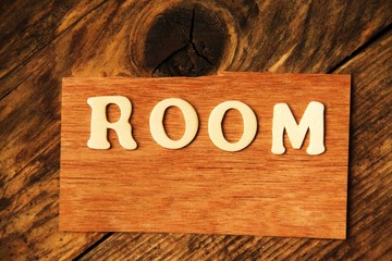 das Wort ROOM auf Holztafel