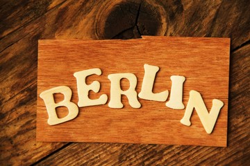 das Wort BERLIN auf Holztafel