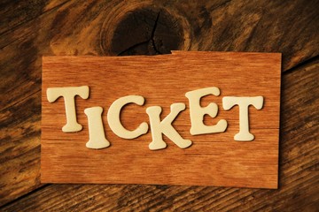 das Wort TICKET auf Holztafel