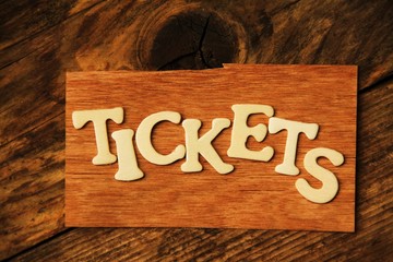 das Wort TICKETS auf Holztafel