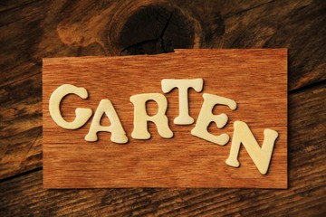 das Wort GARTEN auf Holztafel