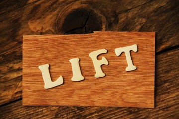 das Wort LIFT auf Holztafel