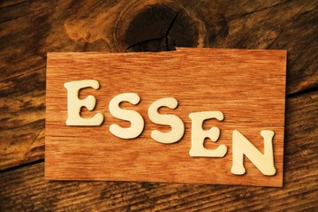 das Wort ESSEN auf Holztafel