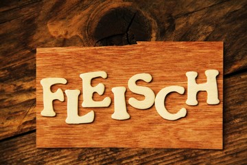 das Wort FLEISCH auf Holztafel