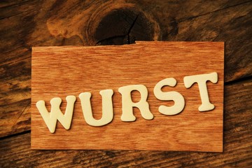 das Wort WURST auf Holztafel