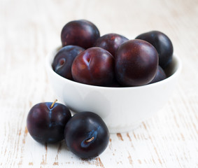 Blue plums in a bowl