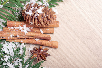 Tannenzapfen mit Zimtstangen und Schnee