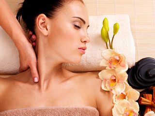 Obraz na płótnie Canvas Masseur doing massage the neck of an woman in spa salon