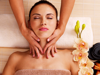 Obraz na płótnie Canvas Masseur doing massage the neck of an woman in spa salon