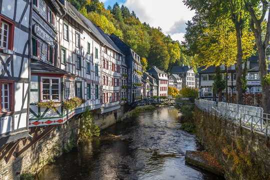 Monschau, Fachwerkh&auml;user am Fluss
