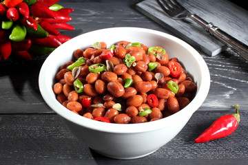fagioli con peperoncino sfondo grigio