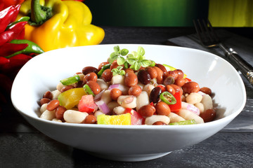 insalata di fagioli con pomodori peperoni sfondo verde