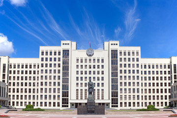 Fototapeta na wymiar Budynek parlamentu w Mińsku. Białoruś