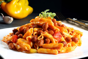 pasta vegetariana con ragu' di fagioli sfondo nero