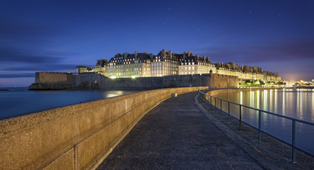 Vue nocturne sur la ville fortifiée de Saint-Malo