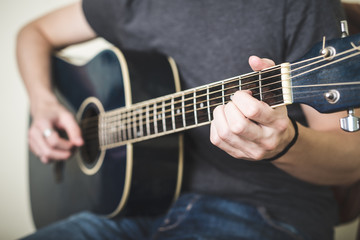 Obraz na płótnie Canvas close up of hands playing guitar