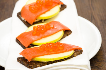 Canapes vom Lachs mit Kaviar