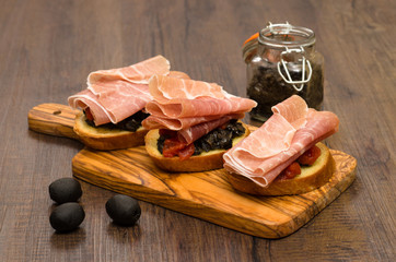 Crostini mit Parmaschinken