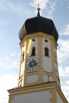 Kirchturm in Aying (Bayern)
