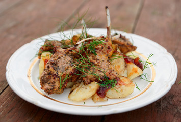 Grilled rack of lamb with fried potatoes and onion chutnee