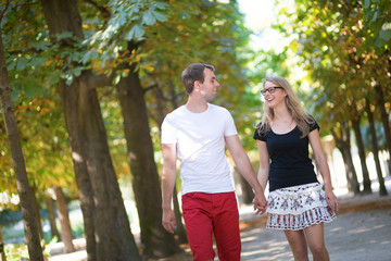 Fototapeta premium Couple in park on a summer or early fall day