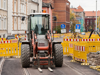 Strassenbau - viele Baken und ein Radlader mit Gabel