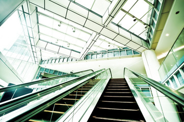 Obraz premium Escalator in modern business center